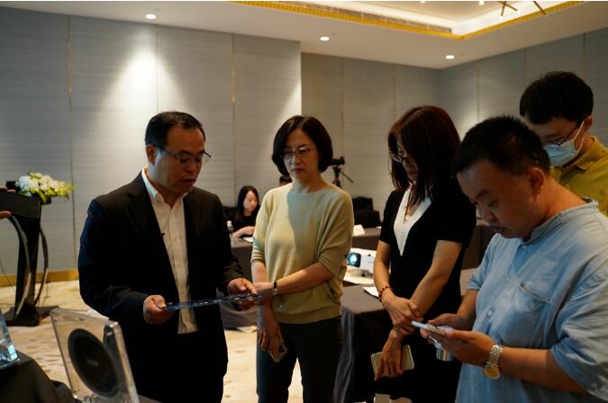 6378250852858300781376414